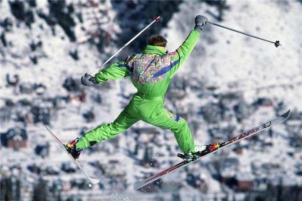 滑雪服買(mǎi)什么顏色好 選鮮艷的顏色