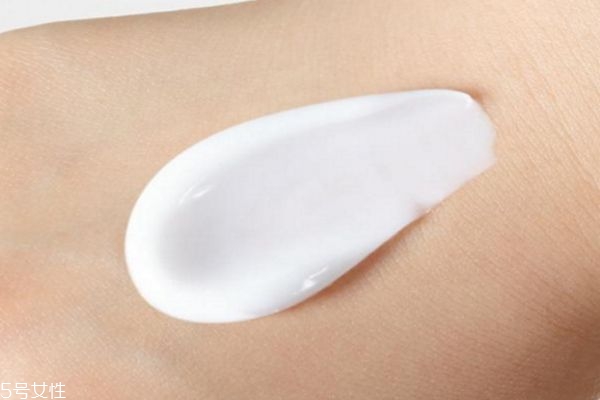 凝露和乳液那個(gè)先用 凝露和乳液的使用順序