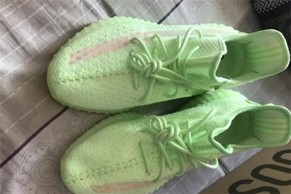 yeezy 350熒光綠開箱測(cè)評(píng) 椰子350夜光實(shí)物效果