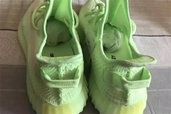 yeezy 350熒光綠開箱測(cè)評(píng) 椰子350夜光實(shí)物效果