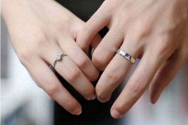 求婚戒指和結(jié)婚戒指一樣嗎 訂婚戒指和結(jié)婚戒指的區(qū)別