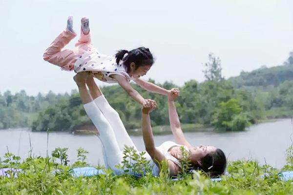 親子瑜伽有什么常見動作有哪些 親子瑜伽幾歲開始學(xué)比較好