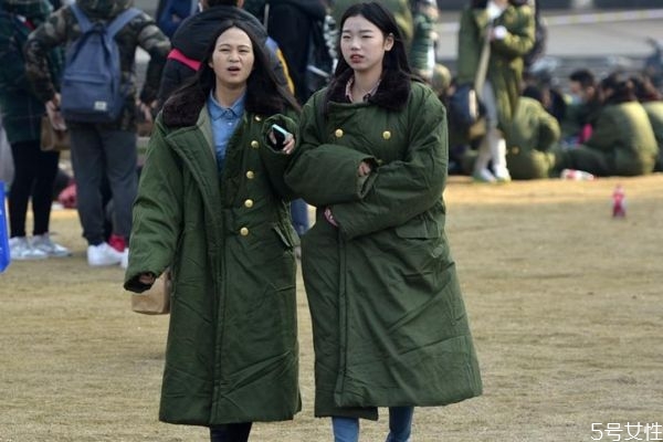 軍大衣和羽絨服哪個暖和 軍大衣和羽絨服哪個抗寒