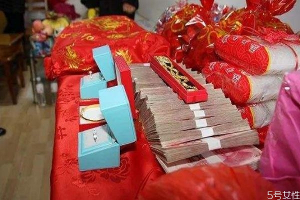 結(jié)婚三金什么時候給女方 結(jié)婚為什么要送三金