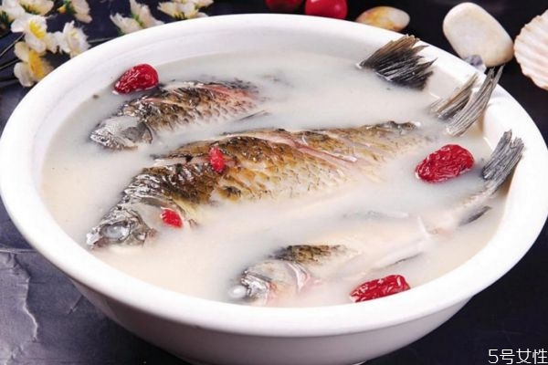 鯽魚湯怎么做好吃 鯽魚湯的簡(jiǎn)單做法