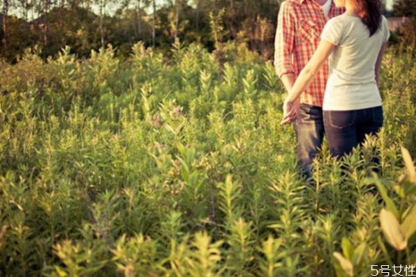 夫妻怎樣聊天增進感情 分居兩地夫妻聊天技巧