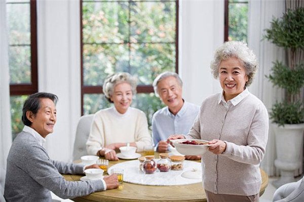 老人吃飯總噎著怎么回事 如何防預(yù)老人噎食