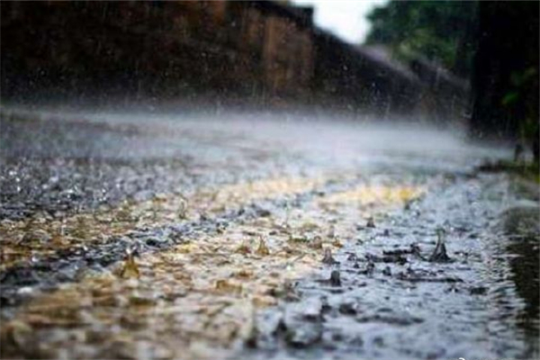 河南10個市縣5天降了一年的雨 長時間下雨會導致地面怎么樣