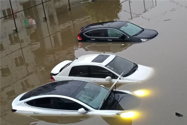 北京駕車涉水被困2人遇難 汽車涉水時(shí)應(yīng)該怎樣通過(guò)