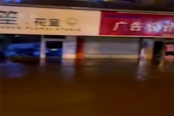 長沙暴雨有門店被淹近半 暴雨可以玩手機嗎