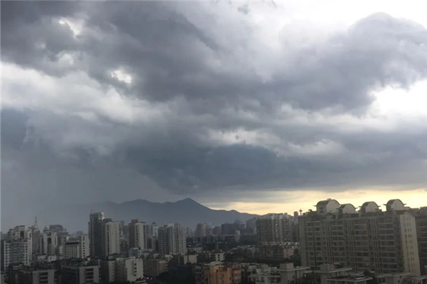 鄭州暴雨交警堅守在京廣路隧道口 暴雨需要上班嗎