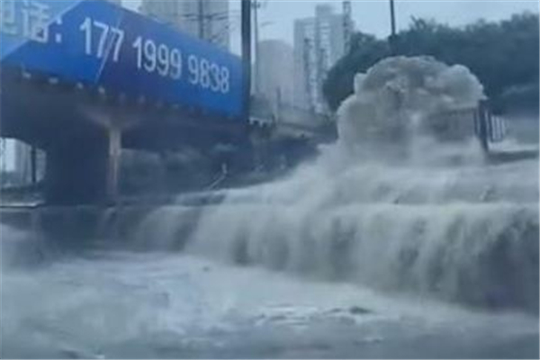 鄭州一隧道積水涌出如瀑布 下雨積水怎么排