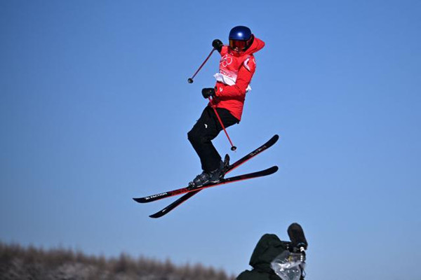 谷愛(ài)凌晉級(jí)坡面障礙決賽明日沖金 自由式滑雪是單板還是雙板