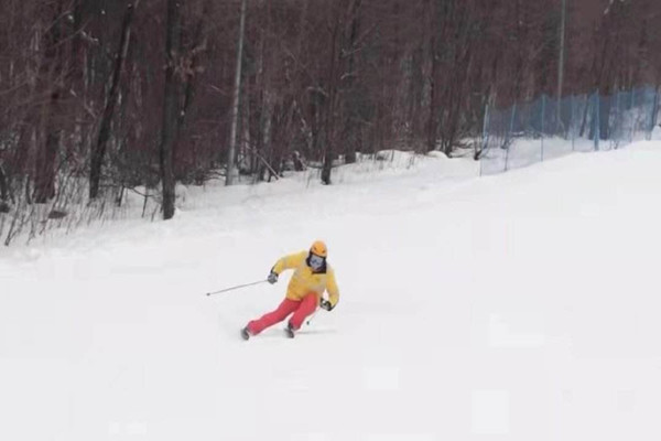 東北外賣小哥滑雪能有多炫酷 高山滑雪是冬奧會項(xiàng)目嗎