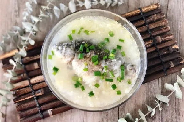 鯽魚(yú)湯和豬蹄湯哪個(gè)下奶效果好 鯽魚(yú)湯的營(yíng)養(yǎng)在肉里還是在湯里