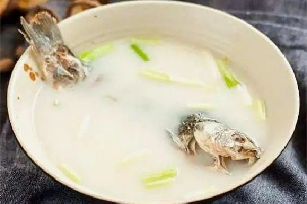 鯽魚和什么一起燉最有營(yíng)養(yǎng) 鯽魚燉什么下奶快奶水多