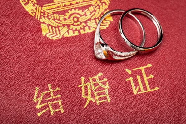 新娘坐婚車內(nèi)臨出發(fā)時(shí)仍在談生意 結(jié)婚有什么流程