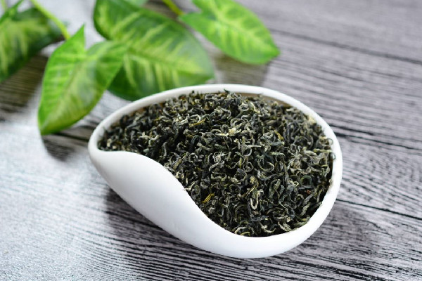 茶農(nóng)稱赤腳踩茶葉是傳統(tǒng)工藝 茶葉是怎么制作出來的