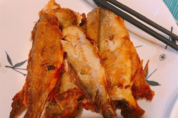 炸小黃魚(yú)要放鹽嗎 炸小黃魚(yú)需要什么調(diào)料