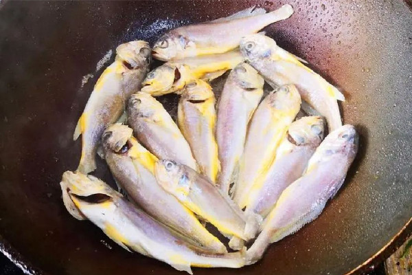 小黃魚(yú)怎么腌制入味 小黃魚(yú)腌制多長(zhǎng)時(shí)間